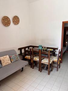 een kamer met een tafel, stoelen en een bank bij Villa Agavi 61 in Costa Rei +6 foto's