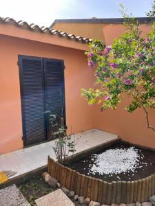 een huis met een vijver voor een huis bij Villa Agavi 61 in Costa Rei