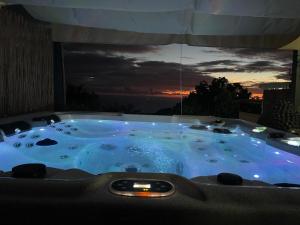 Fotografie z fotogalerie ubytování L'escapade créole bungalow vanille jacuzzi sans vis à vis privatif v destinaci Saint-Joseph