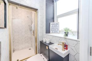 a bathroom with a shower and a sink and a toilet at First Avenue Apartments Stylish 2 & 3 Bed Flats in Central Hove in Brighton & Hove