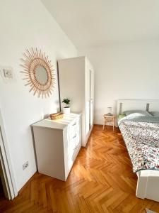 GaližanaにあるDolce Casaのベッドとドレッサーと鏡のある寝室
