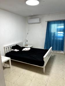 En eller flere senge i et værelse på Family apt on the beach