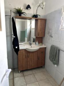 Et badeværelse på Family apt on the beach