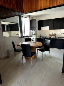 Køkken eller tekøkken på Family apt on the beach + 10 billeder