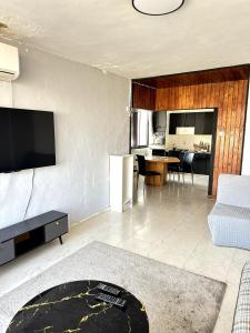 Køkken eller tekøkken på Family apt on the beach