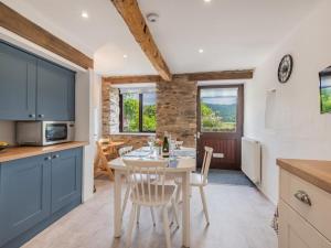 Haverthwaiteにある2 Bed in Haverthwaite SZ591のテーブルと椅子のあるキッチンとダイニングルーム
