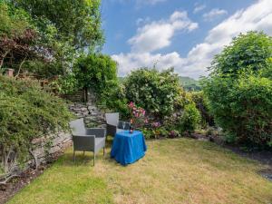 Haverthwaiteにある2 Bed in Haverthwaite SZ591の庭の芝生のテーブルと椅子