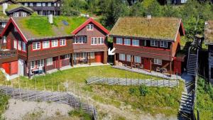 バイトストーレンにあるBjødnabakkens innbydendeの草屋根の家屋