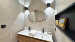 Koupelna v ubytování Maison Climatisée 5min Cité Terrasse et Parking AK