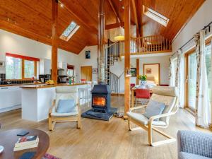 ein Wohnzimmer mit einem Kamin und einem Herd in der Unterkunft 4 Bed in Fort William 78875 in Torcastle