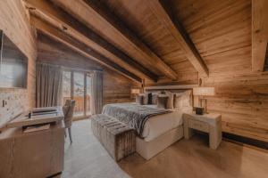 Rúm í herbergi á Ultima Hotel Gstaad