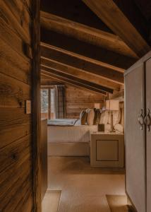Rúm í herbergi á Ultima Hotel Gstaad