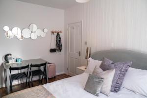 Ένα ή περισσότερα κρεβάτια σε δωμάτιο στο Bright Spacious room in Central Brighton
