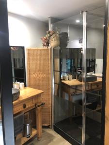 La salle de bains est pourvue d'une douche en verre et de 2 lavabos. dans l'établissement l'atelier de Sophie, à Longueville 5 autres photos