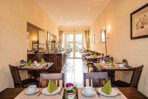 ein Restaurant mit Holztischen und -stühlen und ein Restaurant in der Unterkunft Hotel Arador in Sankt Leon-Rot