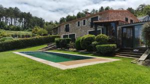una casa con piscina en el patio en Casa Alvite, en Cayón (Caión)