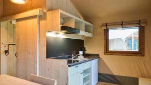 eine kleine Küche mit Spüle und Fenster in der Unterkunft moderne Glampingzelte in Winterberg
