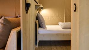 ein kleines Zimmer mit einem Bett in einem winzigen Haus in der Unterkunft moderne Glampingzelte in Winterberg