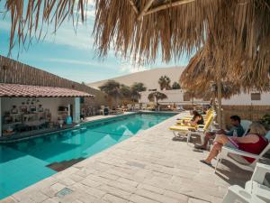 A piscina localizada em Ecocamp Huacachina ou nos arredores