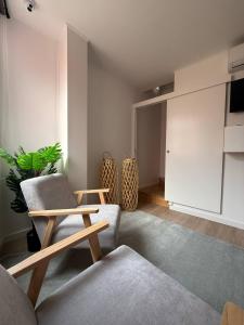 ein Wohnzimmer mit Sofa und Sessel in der Unterkunft Cidade Mar in Horta + 19 Fotos