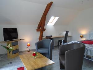 TV a/nebo společenská místnost v ubytování La Ferme aux Sangliers - Micalet