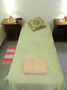 un letto con piumone verde e due comodini di Zen house Bs As a Buenos Aires