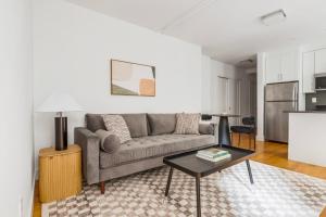 Köök või kööginurk majutusasutuses Blueground Lincoln Sq gym wd nr park NYC-1848