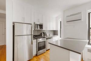 Köök või kööginurk majutusasutuses Blueground Lincoln Sq gym wd nr park NYC-1848 +15 fotot