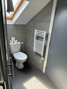 Vannituba majutusasutuses Charming 3-Bedroom Watford Flat, Sleeps 8 - Market St