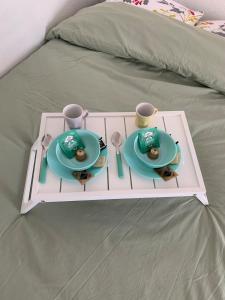 La Celle-sous-GouzonにあるStudio vert idéalement situé gare cœur de ville et accès direct bus futuroscopeのトレイ(皿2皿、カップ2杯付) +18枚の写真