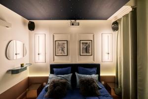 two dogs sitting on a bed in a room at Cinéma Privé & Sauna - Nuit Romantique in Armentières +37 photos