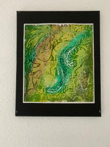 La Celle-sous-GouzonにあるStudio vert idéalement situé gare cœur de ville et accès direct bus futuroscopeの川絵画