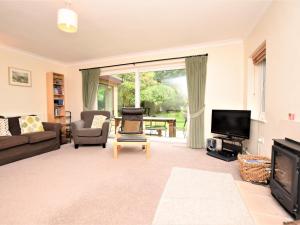 a living room with a couch and a tv at 4 Bed in Cromer KT116 in Cromer