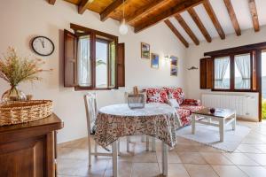 un salon avec une table et un canapé dans l'établissement Las Candelas - Puerto Calderón, à Oreña
