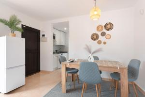 eine Küche und ein Esszimmer mit Tisch und Stühlen in der Unterkunft Margarita - Oasis Duna in Corralejo