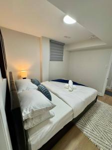 een slaapkamer met twee bedden in een kamer bij 2 BR Private Basement Suite | Minutes from YYZ in Brampton