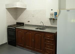 eine Küche mit Spüle und Herd in der Unterkunft Duplex en San Lorenzo, Salta in Salta + 6 Fotos