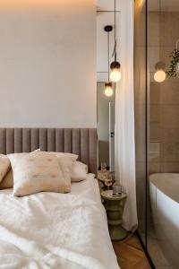 a bedroom with a bed and a bathtub and a bath tub at Bathtub and View 21st Floor The WAW Sawa in Skorka