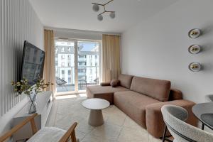 ein Wohnzimmer mit Sofa und Tisch in der Unterkunft Horizon 63 Superior by Grand Apartments in Danzig