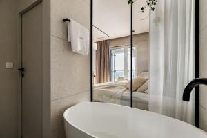 Ένα μπάνιο στο Bathtub and View 21st Floor The WAW Sawa