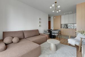 ein Wohnzimmer mit Couch und ein Esszimmer in der Unterkunft Horizon 63 Superior by Grand Apartments in Danzig