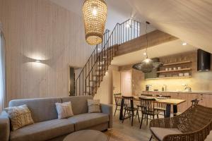 un salon avec un canapé et une table dans l'établissement Apartmány Hraničná s privátním wellness, à Bedřichov 116 autres photos