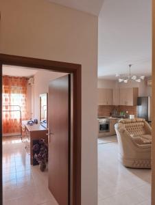 een woonkamer en een keuken met een bank bij Casa Mare in Durrës