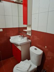 een badkamer met een wit toilet en een wastafel bij Casa Mare in Durrës