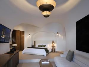 Postel nebo postele na pokoji v ubytování Andronis Luxury Suites