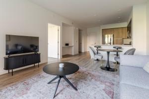 ein Wohnzimmer mit Sofa und Tisch in der Unterkunft Blueground Santa Clara washer nr Central Park SFO-1880 in Santa Clara