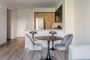 eine Küche mit Tisch und Stühlen in einem Zimmer in der Unterkunft Blueground Santa Clara washer nr Central Park SFO-1880 in Santa Clara