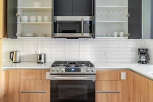 eine Küche mit Herd und Mikrowelle in der Unterkunft Blueground Santa Clara washer nr Central Park SFO-1880 in Santa Clara + 9 Fotos