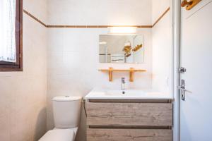 Un baño con inodoro, lavabo y espejo. en Pré-vernay 7pers, en Saint-Jean-dʼArves 24 fotos más
