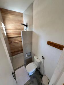 ein kleines Bad mit WC in einem Zimmer in der Unterkunft Casa Farol - Praia de Itarema, CE in Itarema